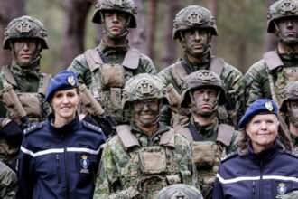 galerie foto regina maxima de nerecunoscut in uniforma militara suverana olandei a participat la un exercitiu de instruire al politiei militare 6901d35eb94d9