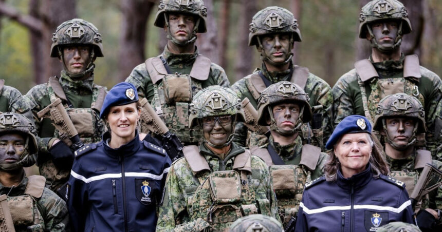 Regina Maxima a Olandei, surprinsă în uniformă militară: o nouă față a suveranei în cadrul unui exercițiu al Poliției militare 1 galerie foto regina maxima de nerecunoscut in uniforma militara suverana olandei a participat la un exercitiu de instruire al politiei militare 6901d35eb94d9