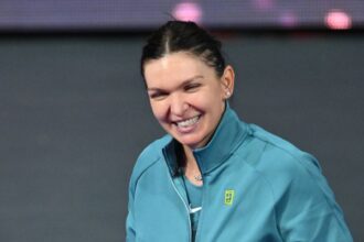 galerie foto simona halep aparitie de senzatie in dubai a lasat racheta si a luat fularul echipei romanesti pe care o sustine 68f5165f75a76