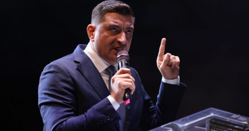 George Simion solicită intervenția SPP după vandalizarea bannerelor AUR din apropierea sediului partidului: Poliția nu reacționează! 1 george simion cere protectia spp dupa ce niste bannere aur de langa sediului partidului au fost vandalizate politia nu isi face treaba 690517a498f0c