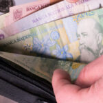 Guvernul Bolojan amână decizia asupra salariului minim. Ce opțiuni se discută în cadrul negocierilor? 3 guvernul bolojan nu a luat o decizie privind salariul minim ce scenarii sunt pe masa negocierilor 690369e00ea0d