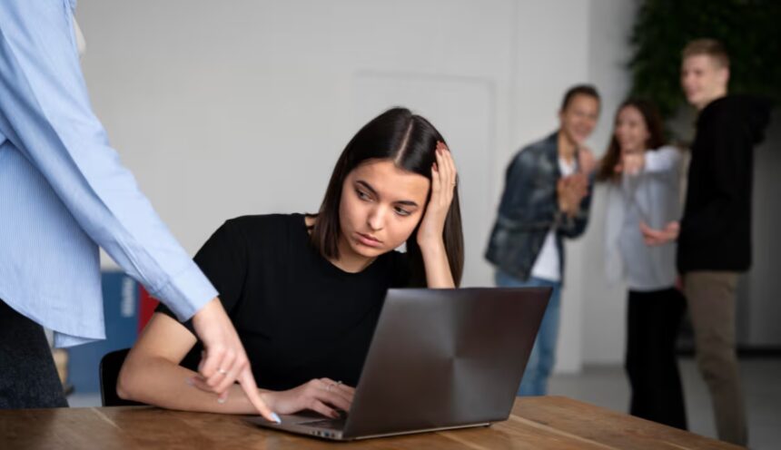 Hărțuirea profesională: Cum pot angajatorii să protejeze și ce soluții au victimele? 1 hartuirea la locul de munca un fenomen tot mai des intalnit ce obligatii au angajatorii si ce pot face angajatii abuzati 69002094517ae