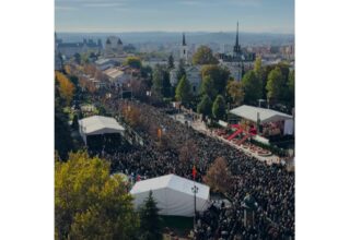 imagini impresionante de la iasi rugaciunea tatal nostru rostita de mii de credinciosi 68ee4032dcd26