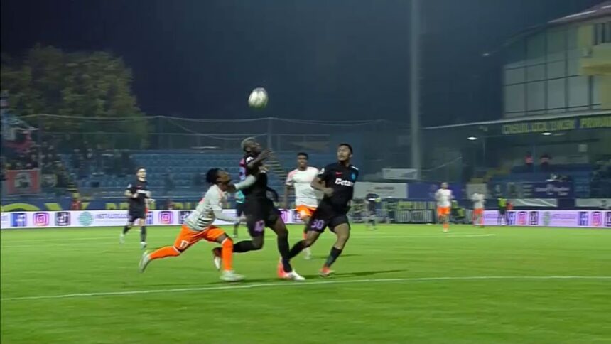 Planul lui Gigi Becali s-a năruit! Greșeala ce a adus un penalty în favoarea Metaloglobus 1 improvizatia lui gigi becali a esuat eroarea care a dus la un penalty pentru metaloglobus 68f3e48643e39