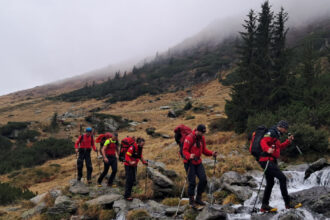 inca un barbat a murit pe munte in fagaras dupa ce a cazut 500 de metri din varful lespezi recuperarea cadavrului foarte dificila 68fe32cc48d91