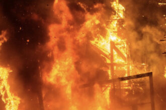 incendiu devastator in franta cel putin patru persoane au murit dupa ce blocul in care locuiau a fost cuprins de flacari 68f5ead019f2f