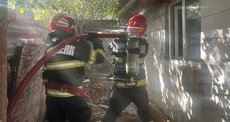 Flăcări devastatoare la o casă din Tulcea 1 incendiu la o locuinta din municipiul tulcea 68dd2aeb89b13