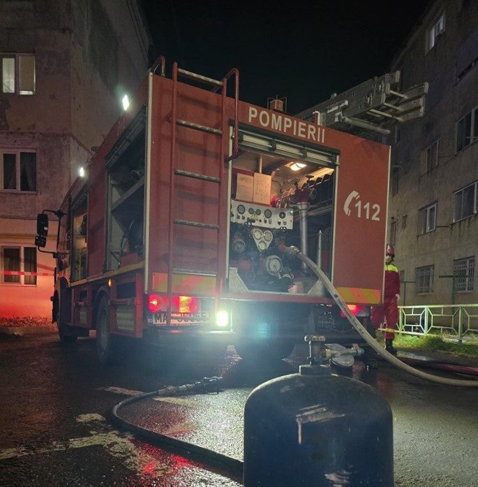Flăcări devastatoare într-un apartament din Constanța: un bărbat salvat și dus la spital, iar 12 locatari au fugit la timp. 1 incendiu puternic la un apartament din constanta un barbat resuscitat si transportat la spital 12 persoane s au autoevacuat 68e88d38ab624