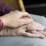 Fiul care și-a pus mama în pericol sufocând-o cu perna a primit o pedeapsă cu închisoarea 3 individul care si pedepsea mama sufocand o cu perna a fost condamnat la inchisoare cu executare 68e42e91d3b1e