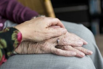 individul care si pedepsea mama sufocand o cu perna a fost condamnat la inchisoare cu executare 68e42e91d3b1e