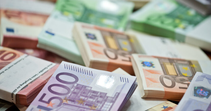 Italia își propune să atragă peste 11 miliarde de euro de la instituțiile financiare și firmele de asigurări pentru a susține bugetul național. 1 italia vrea sa colecteze peste 11 miliarde de euro de la banci si companii de asigurari pentru a finanta bugetul 68f0e7b05c637