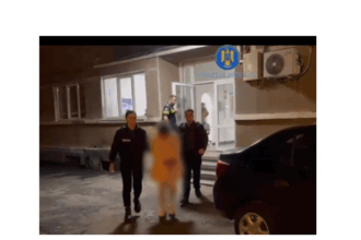jaf cu violenta intr un mall doua femei au furat haine si le au batut pe angajate ele au fost retinute de politisti 68e266d53dbbb