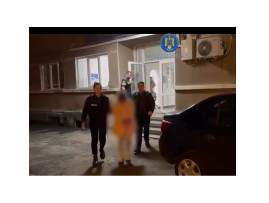 Încercare de jaf sângeros într-un centru comercial: două femei au furat articole vestimentare și au atacat angajatele. Poliția le-a prins! 1 jaf cu violenta intr un mall doua femei au furat haine si le au batut pe angajate ele au fost retinute de politisti 68e266d53dbbb