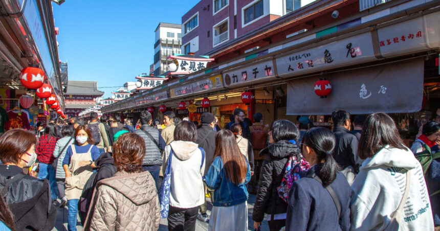 Japonia intenționează să crească impozitele pe vize pentru vizitatorii internaționali, în contextul unor tarife mai reduse comparativ cu SUA și Europa. 1 japonia vrea sa mareasca taxele de viza pentru turistii straini considerate prea mici fata de sua si europa 68f274e0033f3