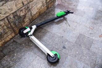 la un pas de tragedie o fetita de 6 ani care traversa strada caraiman pe trotineta prin loc nepermis accidentata de o autoutilitara 68dea9ece65e5