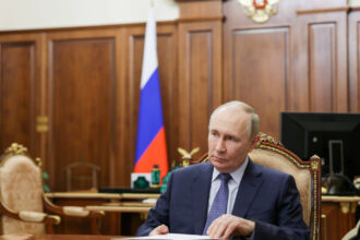 legea agentilor straini cum a ingenuncheat regimul lui vladimir putin libertatea si a impins disidentii in exil 68ff0930090fd