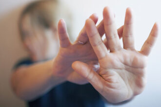 legea femicidului si realitatea din constanta femeie lovita cu pumnul in gura pe strada de partenerul care nu accepta despartirea 6903f579e7864