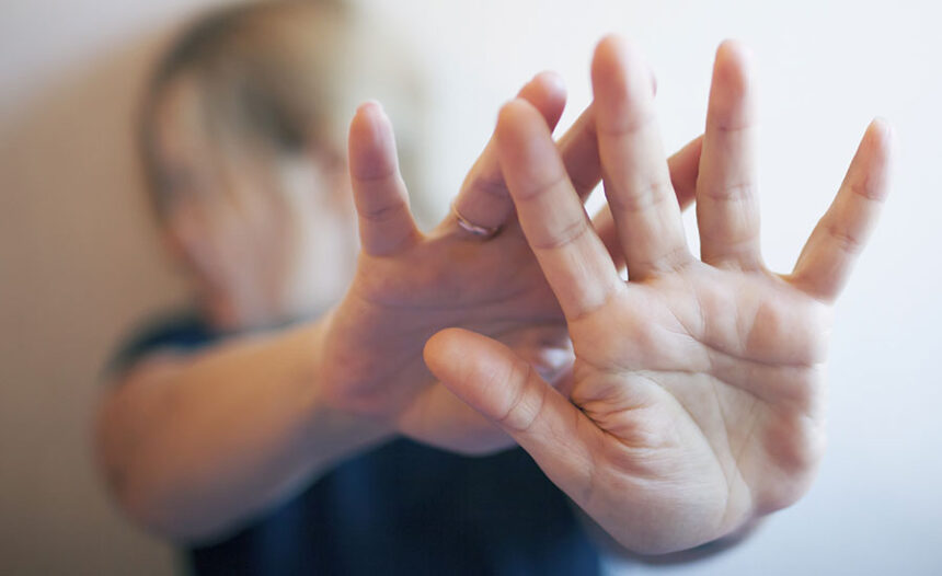 Femicidul în Constanța: O femeie atacată pe stradă de fostul partener, incapabil să accepte despărțirea! 1 legea femicidului si realitatea din constanta femeie lovita cu pumnul in gura pe strada de partenerul care nu accepta despartirea 6903f579e7864