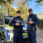 Leonard și Ionuț, doi polițiști din Eforie, au devenit eroi într-o salvare dramatică: au reușit să evacueze un bătrân prins într-o locuință cuprinsă de flăcări. 2 lronard si ionut doi politisti din eforie eroi intr o interventie contra cronometru au salvat un batran imobilizat dintr o casa in flacari 68f4f0455009c