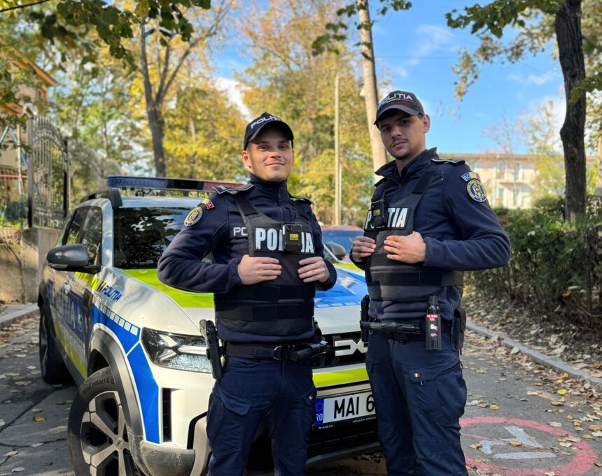 Leonard și Ionuț, doi polițiști din Eforie, au devenit eroi într-o salvare dramatică: au reușit să evacueze un bătrân prins într-o locuință cuprinsă de flăcări. 1 lronard si ionut doi politisti din eforie eroi intr o interventie contra cronometru au salvat un batran imobilizat dintr o casa in flacari 68f4f0455009c