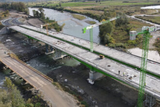 lucrarile la noul pod intre romania si ucraina peste raul tisa au ajuns la aproape 90 un moment care depaseste simpla constructie 68e0005e63aa0