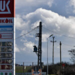 Lukoil își lichidează afacerile internaționale în urma sancțiunilor americane. Ce impact vor avea asupra veniturilor și profitului? 3 lukoil isi vinde activele straine dupa sanctiunile impuse de sua cu cat ar putea scadea veniturile si profiturile companiei 68ffe32899583