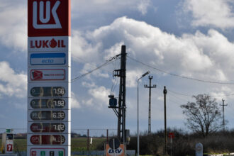 lukoil isi vinde activele straine dupa sanctiunile impuse de sua cu cat ar putea scadea veniturile si profiturile companiei 68ffe32899583