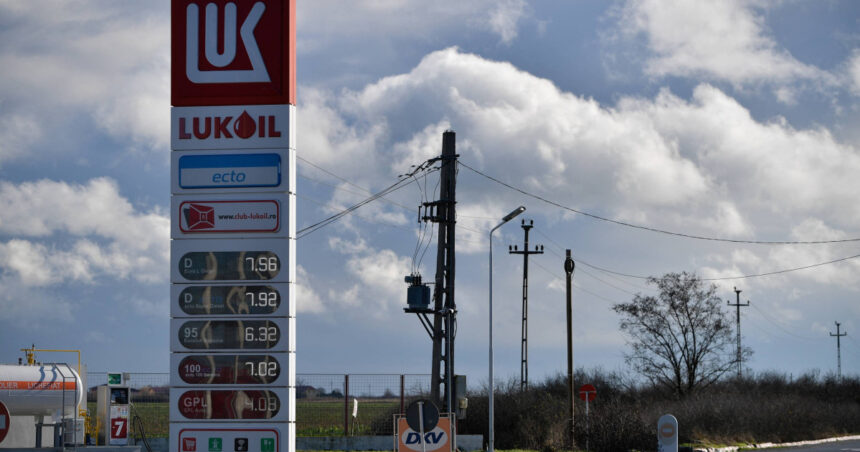 Lukoil își lichidează afacerile internaționale în urma sancțiunilor americane. Ce impact vor avea asupra veniturilor și profitului? 1 lukoil isi vinde activele straine dupa sanctiunile impuse de sua cu cat ar putea scadea veniturile si profiturile companiei 68ffe32899583