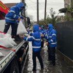 „Inundații devastatoare între Țepeș Vodă și Nicolae Bălcescu: Pompierii și jandarmii mobilizați pentru salvarea comunităților” 2 masina luata de viitura intre tepes voda si nicolae balcescu interventii ale pompierilor in mai multe localitati din judet jandarmii pun saci de nisip pentru a preveni inundarea unor zone 68e5fea5123e0
