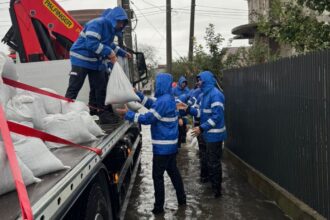 masina luata de viitura intre tepes voda si nicolae balcescu interventii ale pompierilor in mai multe localitati din judet jandarmii pun saci de nisip pentru a preveni inundarea unor zone 68e5fea5123e0
