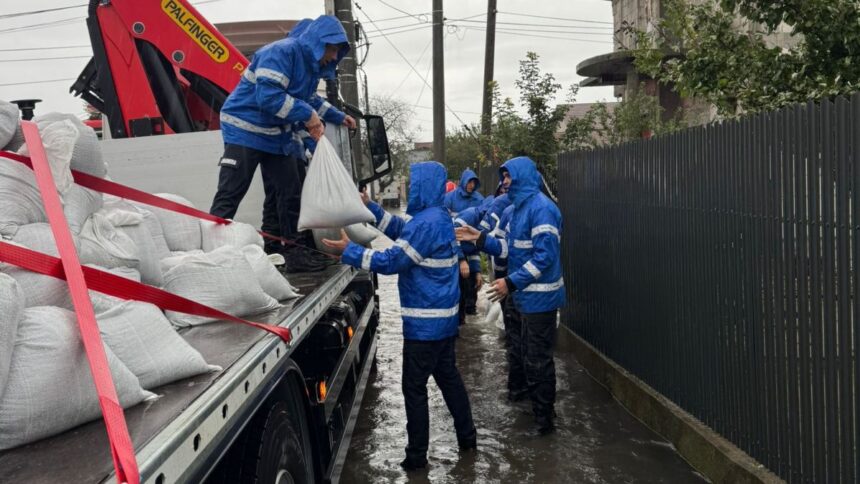 „Inundații devastatoare între Țepeș Vodă și Nicolae Bălcescu: Pompierii și jandarmii mobilizați pentru salvarea comunităților” 1 masina luata de viitura intre tepes voda si nicolae balcescu interventii ale pompierilor in mai multe localitati din judet jandarmii pun saci de nisip pentru a preveni inundarea unor zone 68e5fea5123e0