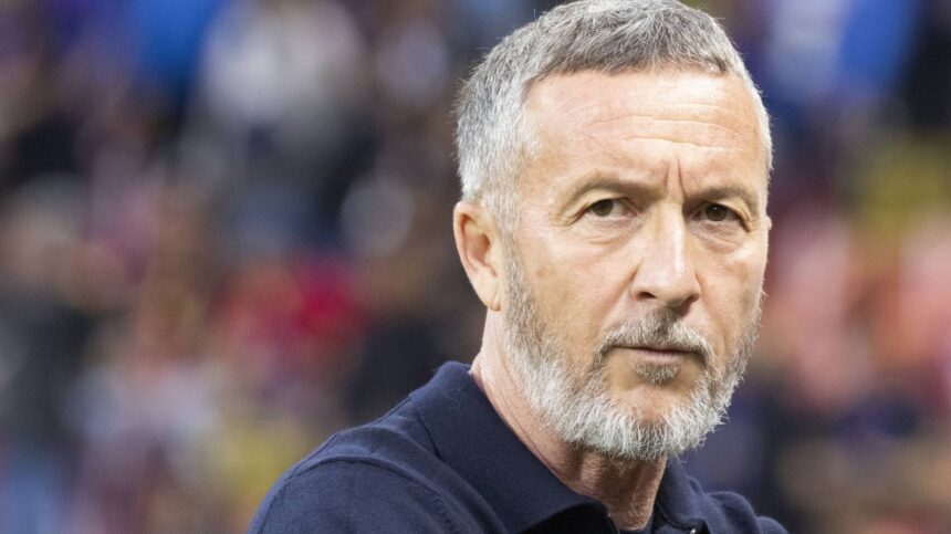 Mihai Stoica solicită demisia: "Merită o ultimă reverență și o medalie de onoare" 1 mihai stoica ii cere plecarea sa i se stranga mana si sa i se dea o medalie 68f261de554aa