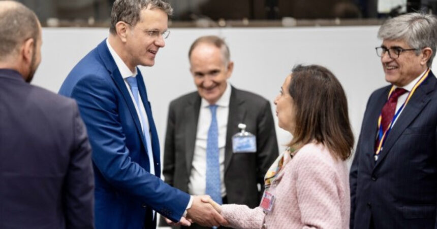 Colaborare strânsă: Ministrul Apărării se întâlnește cu omologul spaniol pentru a sublinia contribuția Spaniei la Grupul de Luptă NATO din România 1 ministrul apararii discutii cu omologul spaniol mosteanu apreciaza participarea activa a spaniei la grupul de lupta nato in romania 68efc3e0e8154