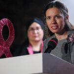 Mirabela Grădinaru, soția președintelui, a dat startul luminii roz la Palatul Cotroceni, cu ocazia Zilei Internaționale de Conștientizare a Cancerului de Sân 3 mirabela gradinaru partenera presedintelui a pornit iluminatul roz la palatul cotroceni de ziua luptei impotriva cancerului de san 68dd91dcc0186