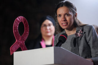 mirabela gradinaru partenera presedintelui a pornit iluminatul roz la palatul cotroceni de ziua luptei impotriva cancerului de san 68dd91dcc0186