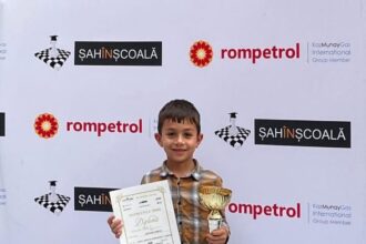 mircea adochiei tanarul sahist din cumpana pe podiumul concursului sah in scoala 68e65ae839164