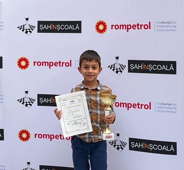 Mircea Adochiei, talentatul șahist din Cumpăna, strălucește pe scena competiției „Șah în școală” 1 mircea adochiei tanarul sahist din cumpana pe podiumul concursului sah in scoala 68e65ae839164