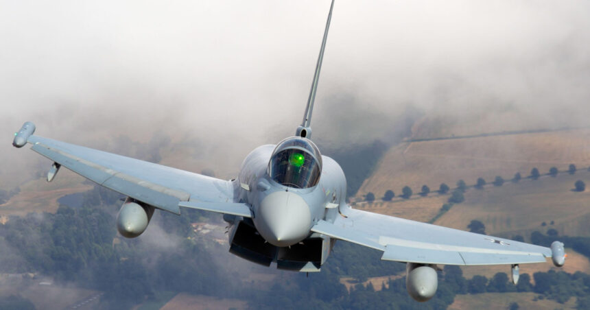 Operațiune aeriană NATO și SUA în proximitatea frontierei rusești, cu un survol și peste România. 1 misiune cu avioane nato si sua in apropierea granitei cu rusia cele doua avioane au trecut si prin romania 68ea657a1874b