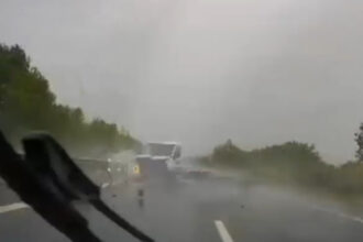 momentul in care soferul unei autoutilitare pierde controlul volanului accident pe a1 surprins cu o camera de bord 68e62a8f88b42