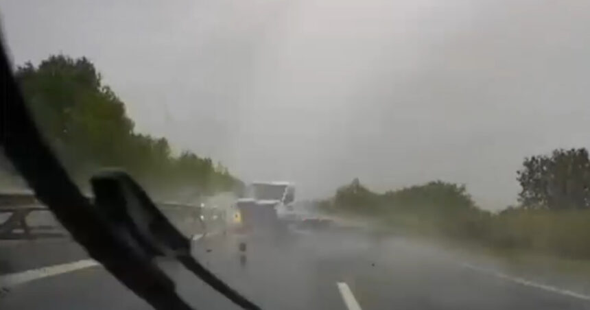 Incident dramatic pe A1: șoferul unei autoutilitare își pierde controlul volanului, surprins de o cameră de bord 1 momentul in care soferul unei autoutilitare pierde controlul volanului accident pe a1 surprins cu o camera de bord 68e62a8f88b42