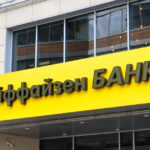 Moscova își propune să păstreze legăturile financiare cu Occidentul: Raiffeisen confruntată cu imposibilitatea vânzării participației din Rusia 2 moscova vrea sa mentina o punte financiara esentiala spre occident raiffeisen nu si poate vinde o participatie la divizia din rusia 68dd4ed836395