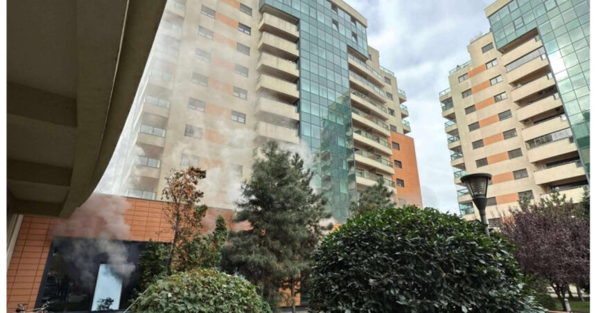 Atenție: Flăcări în subsolul unui imobil din sectorul 6, unde se află un centru de relaxare. Zeci de persoane au fost evacuate! 1 news alert incendiu la subsolul unui bloc din sectorul 6 unde functioneaza un centru spa zeci de oameni evacuati 68f3607c78470