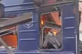 news alert rusii au atacat cu drone un tren de pasageri din sumi cel putin 30 de raniti zelenski nu puteau sa nu stie ca loveau civili 68e120af45313