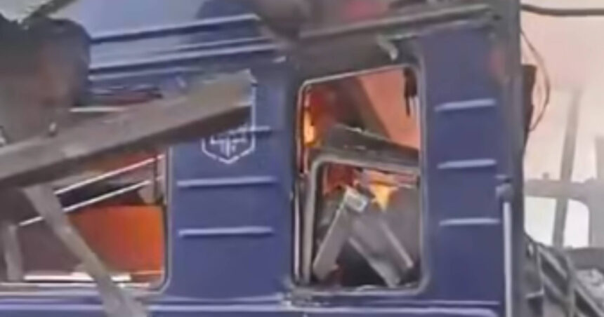 Alertă de știri: Atac cu drone asupra unui tren de pasageri în Sumî – peste 30 de persoane rănite. Zelenski: „Era imposibil să nu știe că vizează civili.” 1 news alert rusii au atacat cu drone un tren de pasageri din sumi cel putin 30 de raniti zelenski nu puteau sa nu stie ca loveau civili 68e120af45313