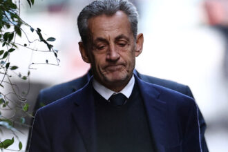 nicolas sarkozy a cerut sa fie eliberat imediat dupa a intrat pe poarta inchisorii cum l au intampinat detinutii 68f7516c580ba