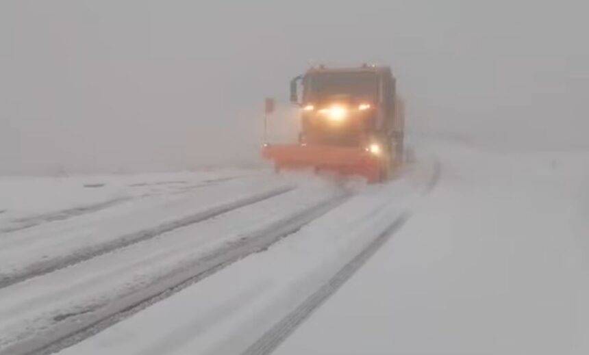 Ninsori torențiale și viscol pe Transfăgărășan: traficul rutier a fost oprit! 1 ninsori abundente si viscol pe transfagarasan circulatia rutiera a fost suspendata 68e61bbe3df01