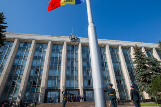 noul guvern de la chisinau a fost investit cine face parte din cabinetul munteanu si in ce conditii isi va da demisia premierul ales 6904f470723f1