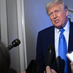 „Experiența din culisele Air Force One: Mărturia unei jurnaliste despre obiceiurile președintelui Trump în călătorii” 2 nu vrei sa fii la bordul air force one cu donald trump ce spune o jurnalista despre obiceiurile presedintelui sua in deplasari 68ea6fc01f457
