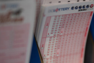 o americanca a castigat 100 000 de dolari la loterie folosind numerele generate de chatgpt avertismentul loteriei 68f5298831e70