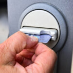 O bancă se retrage din România: Ce soluții au clienții și cât timp mai pot utiliza cardurile? 2 o banca dispare din romania ce se intampla cu clientii si pana cand pot fi folosite cardurile 68ee74e54c9b4
